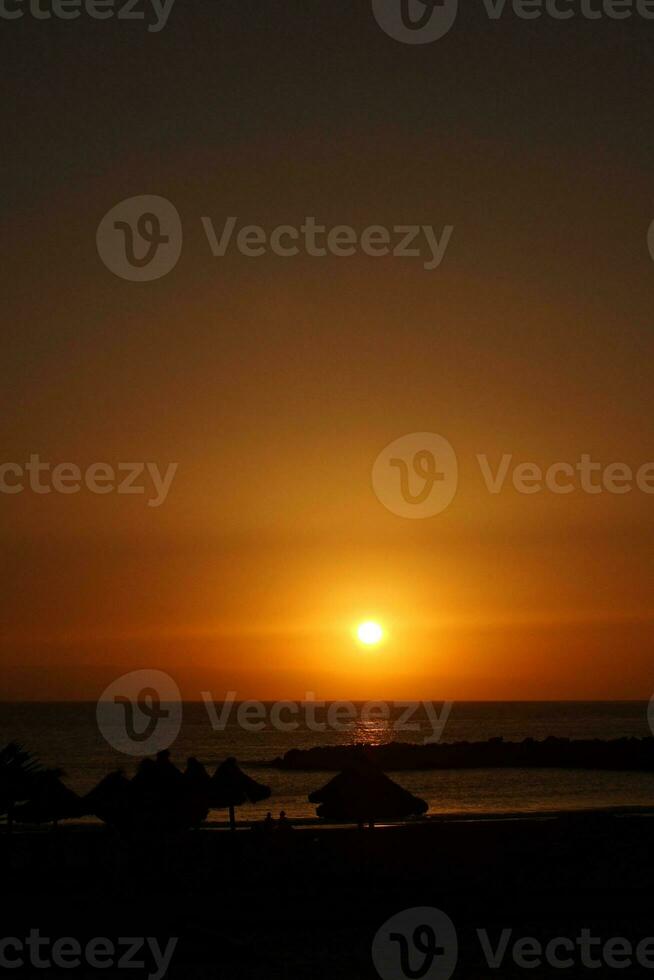 pittoresque océan paysage avec le réglage Soleil dans une tropical pays pendant été vacances photo