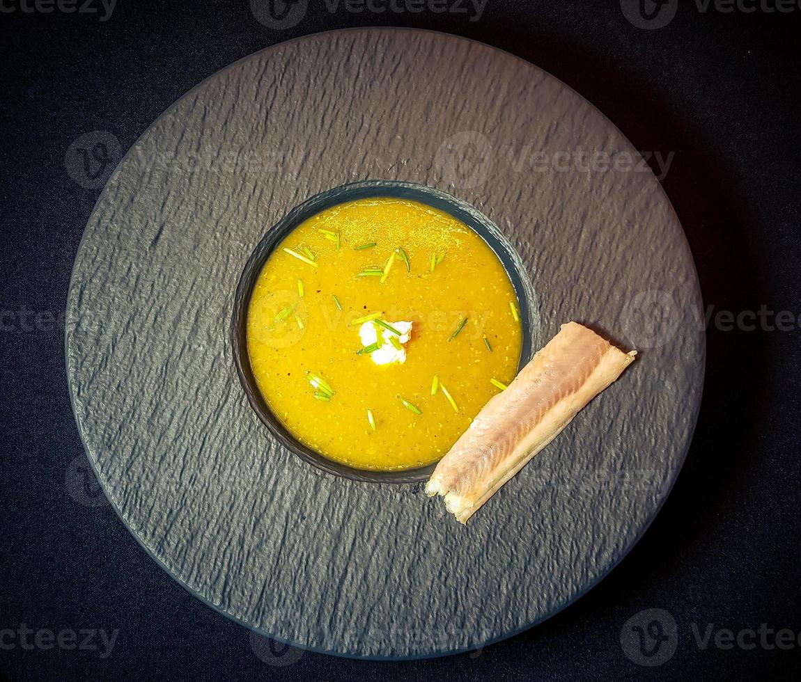 soupe au curry à l'anguille fumée photo