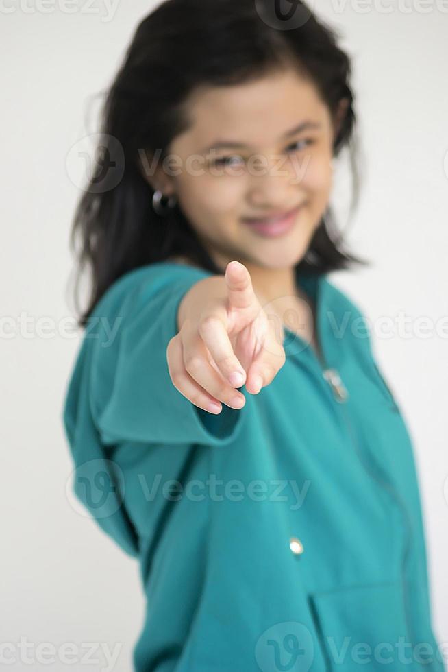 une jeune fille compte le nombre avec ses doigts photo