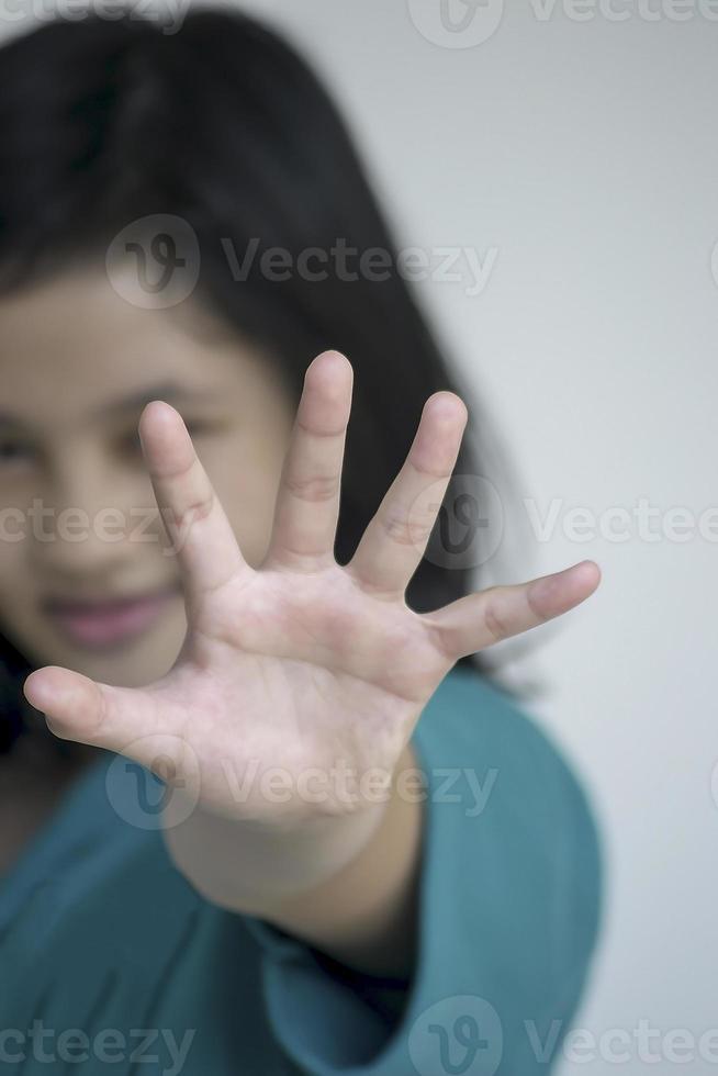 une jeune fille compte le nombre avec ses doigts photo