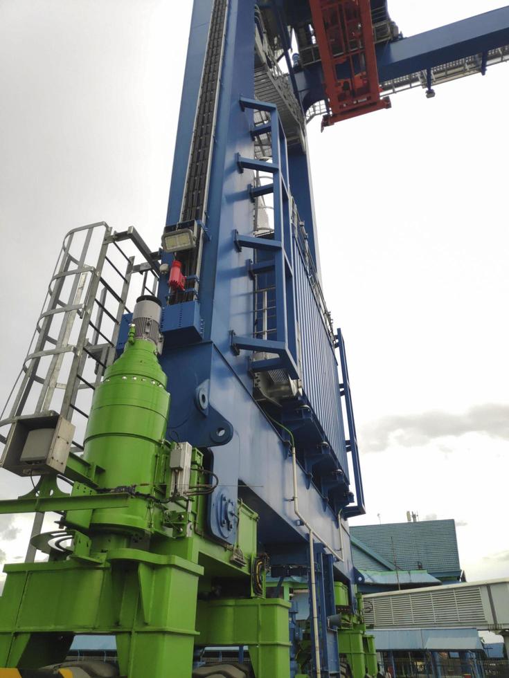 Sorong, Papouasie occidentale, Indonésie 2021- une grue à portique sur pneus en caoutchouc sur la cour du port de Sorong photo