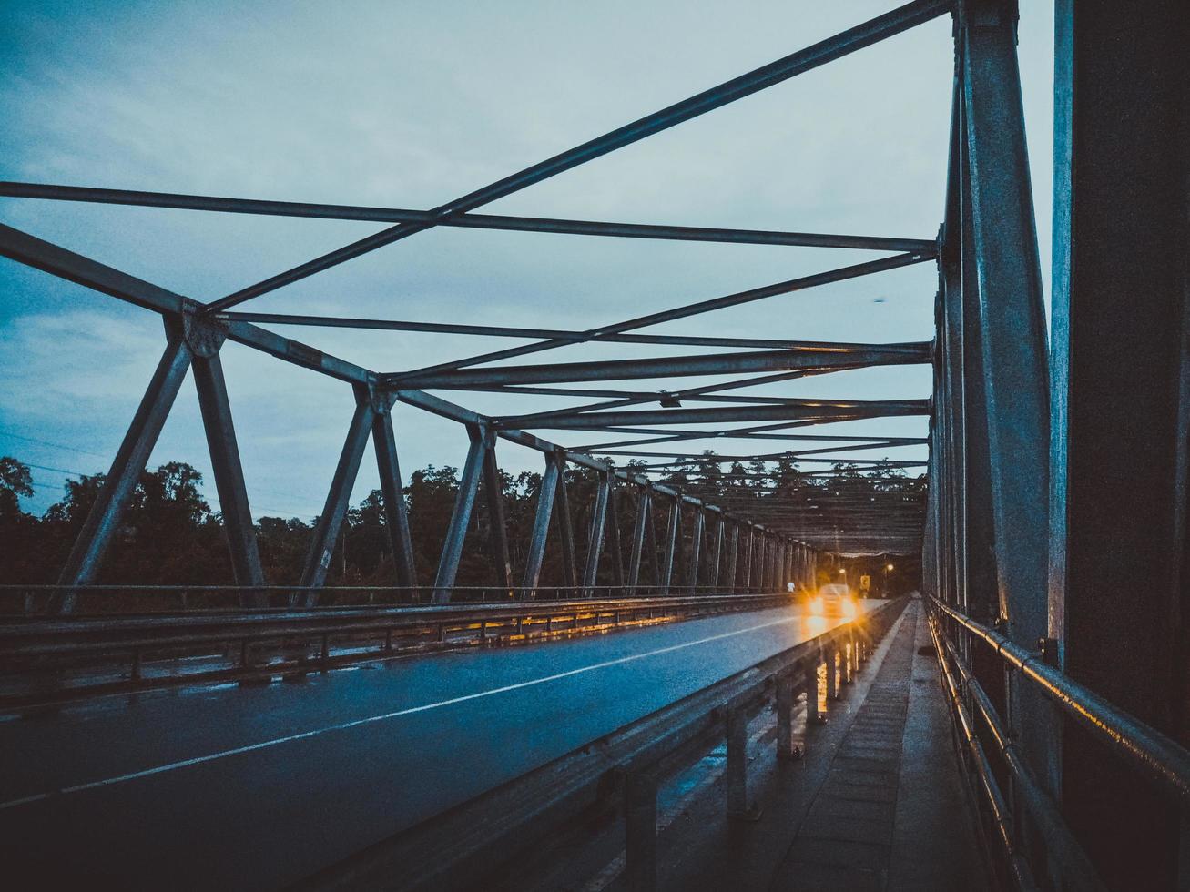 pont en béton gris photo