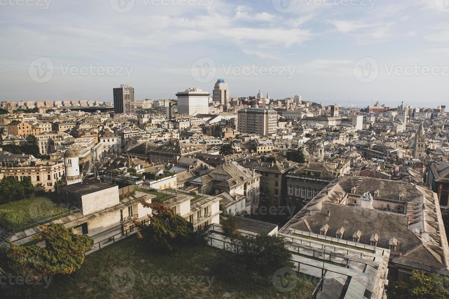 Horizon de la ville de Gênes en Ligurie en Italie photo