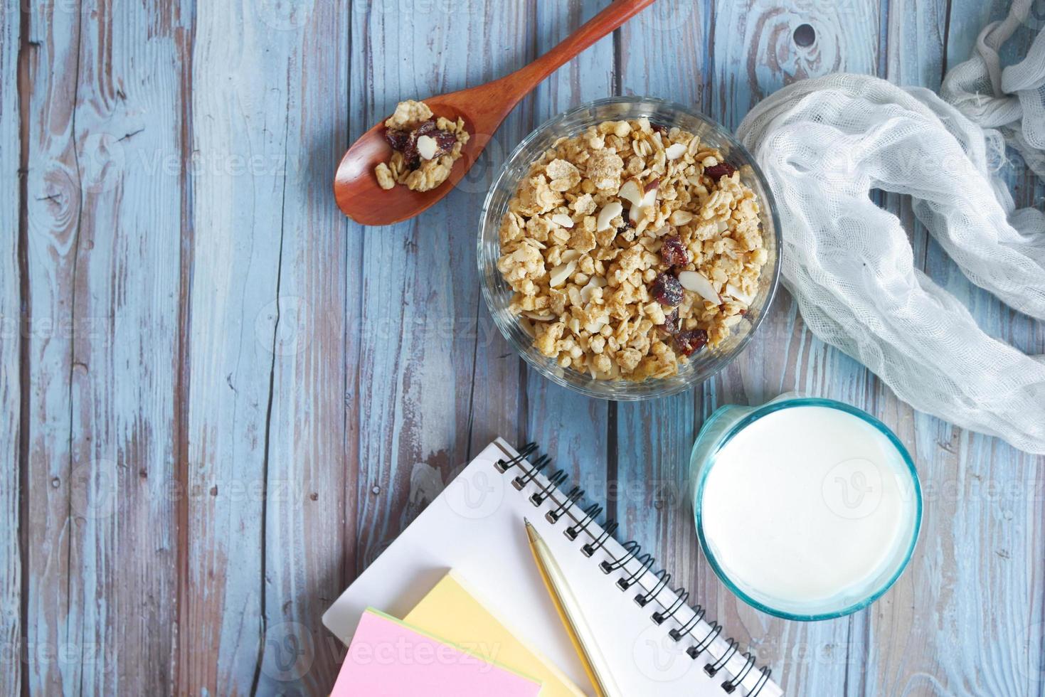 petit-déjeuner aux céréales dans un bol sur la table, vue de dessus photo