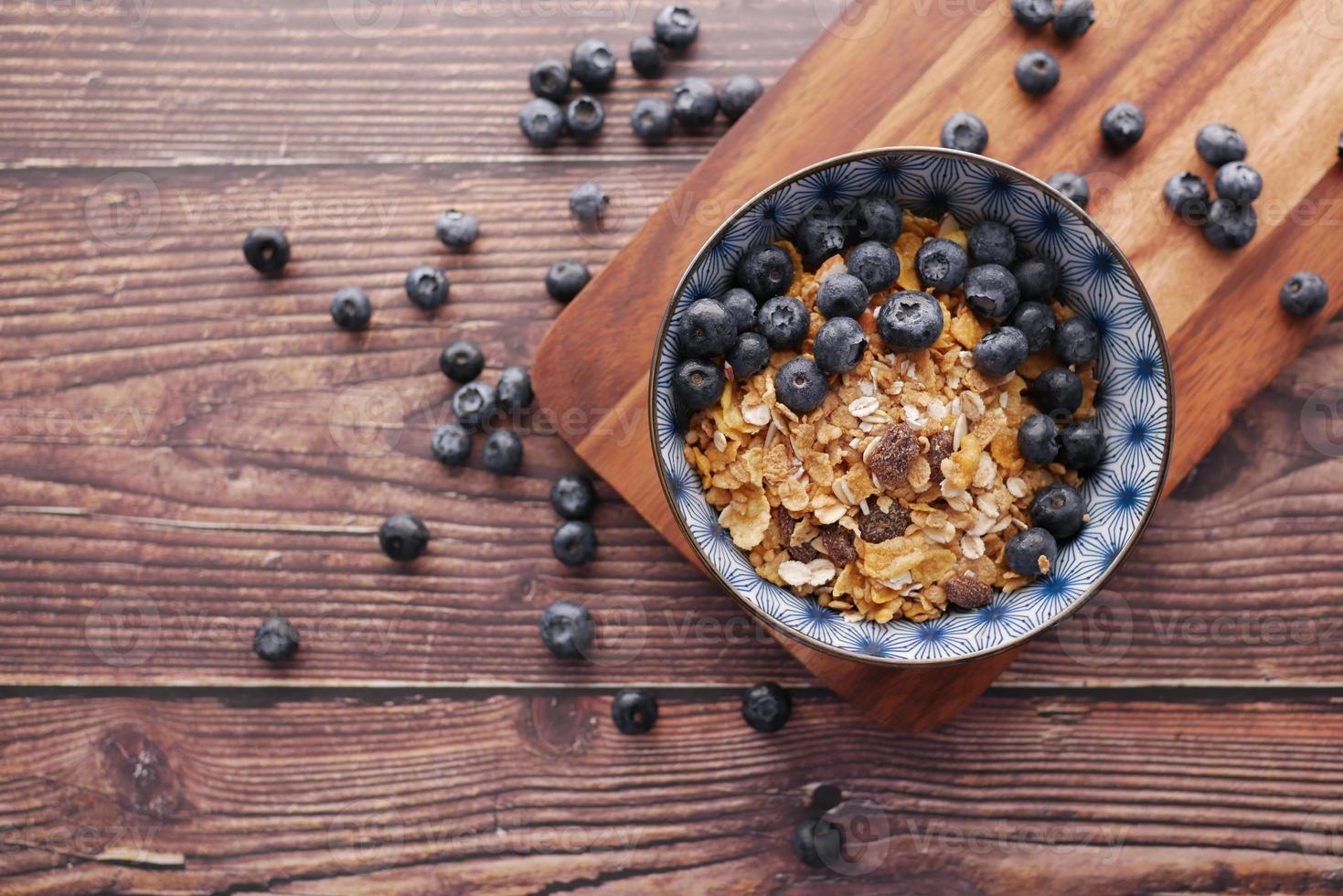 petit-déjeuner aux céréales et aux baies bleues dans un bol sur la table photo