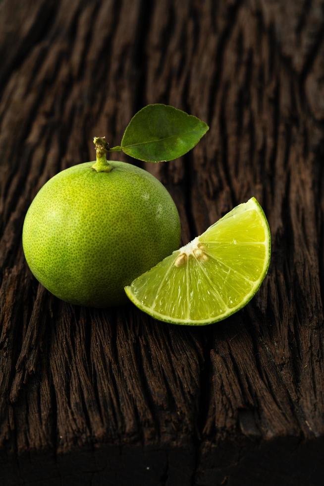 goût aigre-doux de citron vert de la sélection naturelle sur fond de bois photo