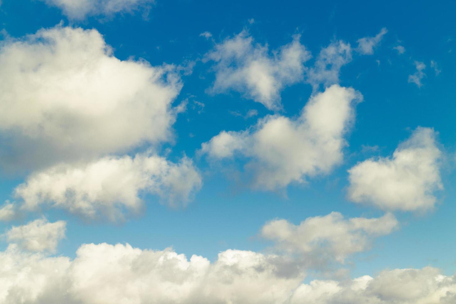 ciel bleu avec des nuages par une journée ensoleillée. photo