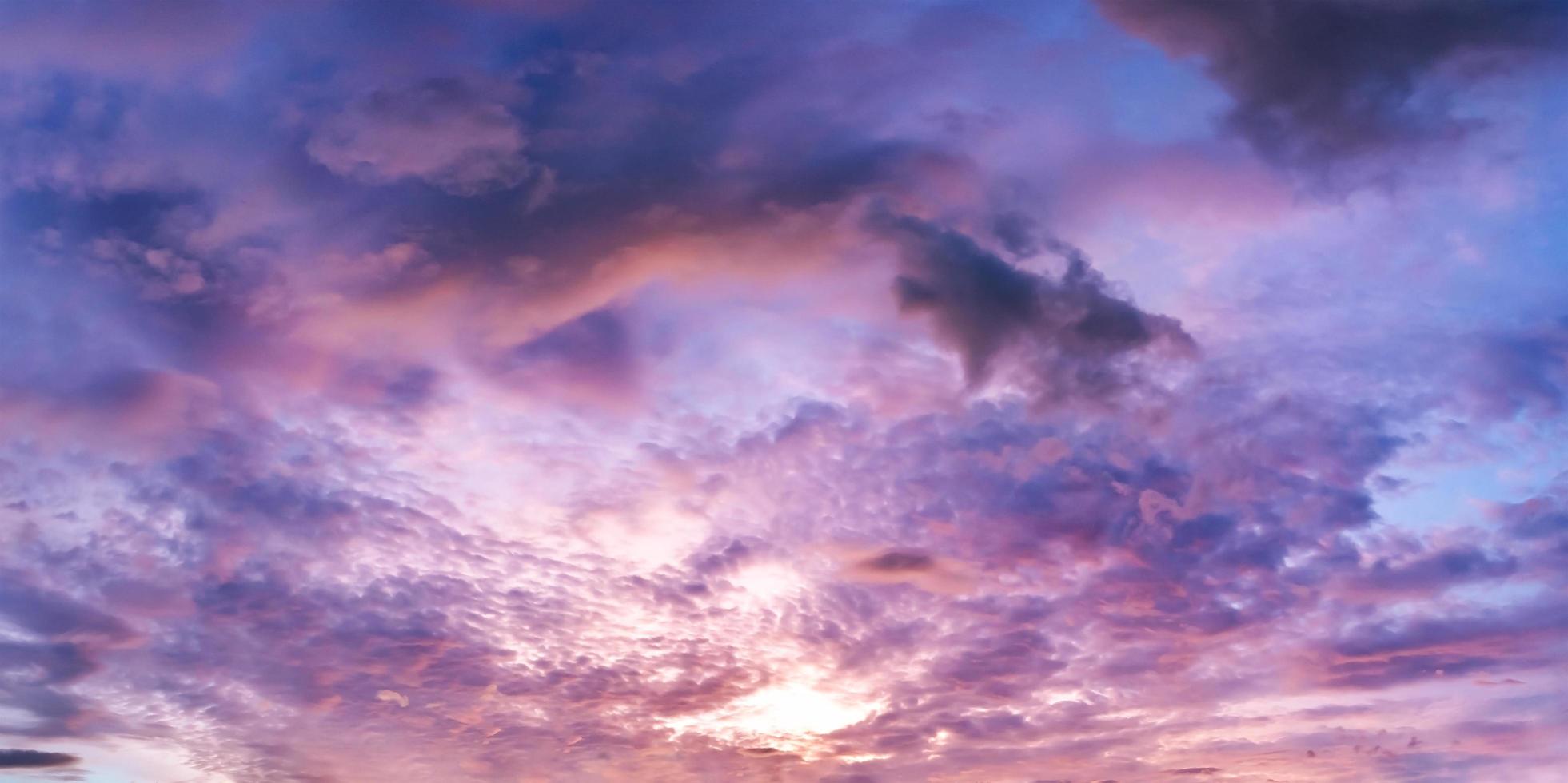 ciel panoramique spectaculaire avec des nuages au lever et au coucher du soleil. photo