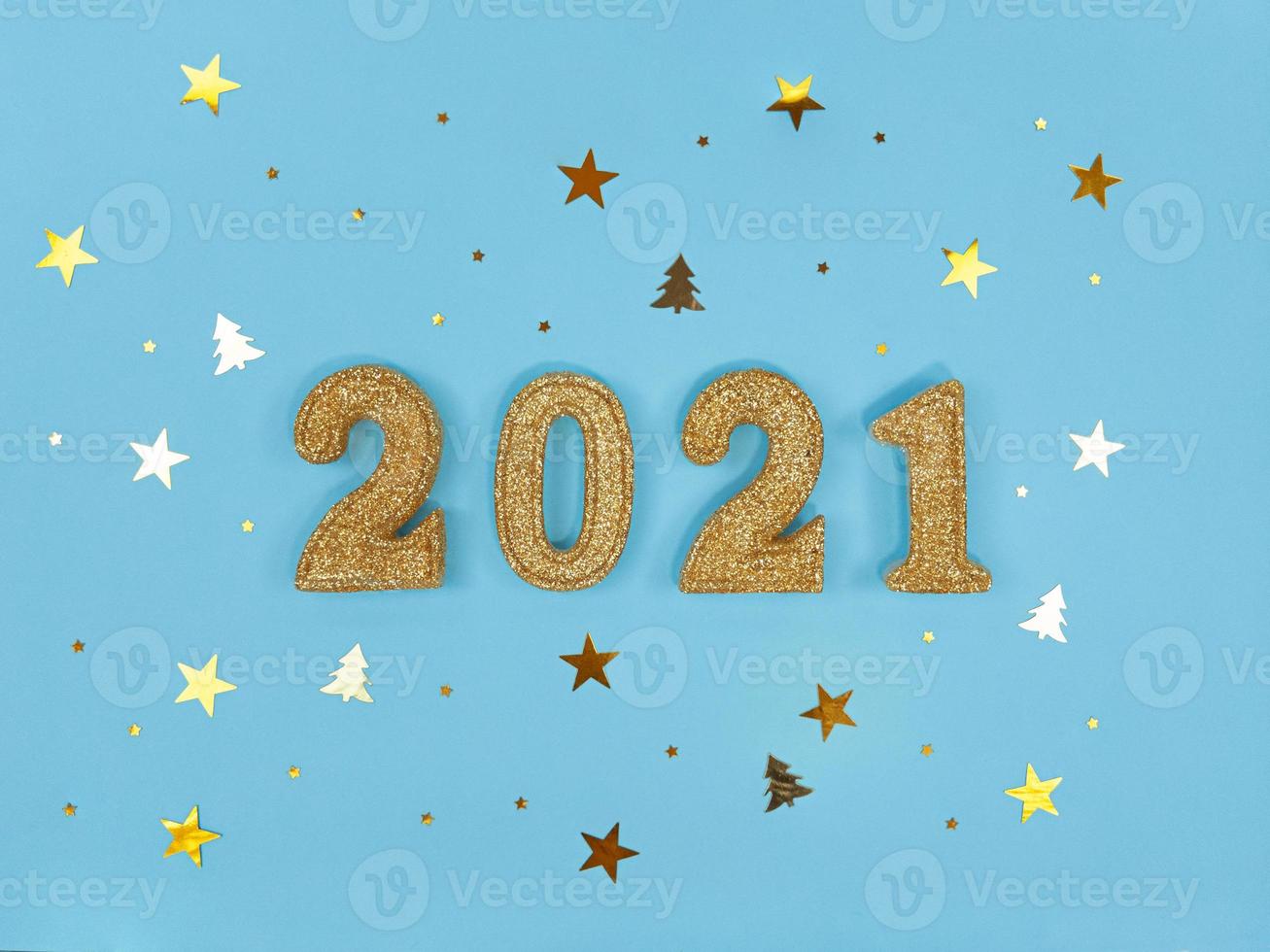 carte de voeux du nouvel an 2021. chiffres et confettis scintillants dorés photo