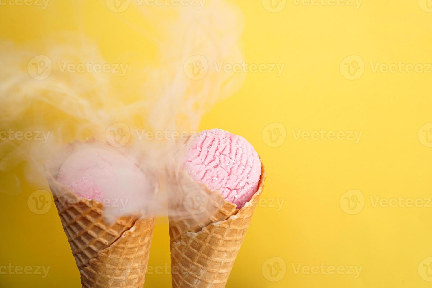 délicieuse crème glacée dans un cornet gaufré sur jaune photo