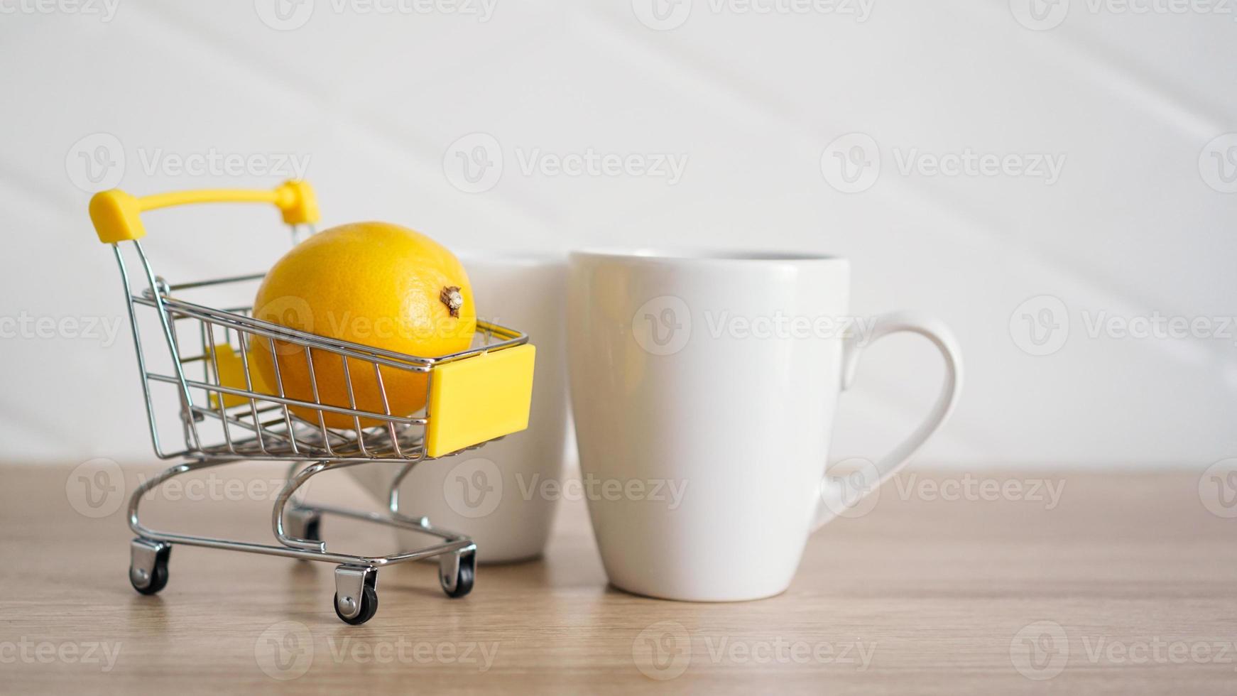 citron dans un petit caddie sur la table de la cuisine photo