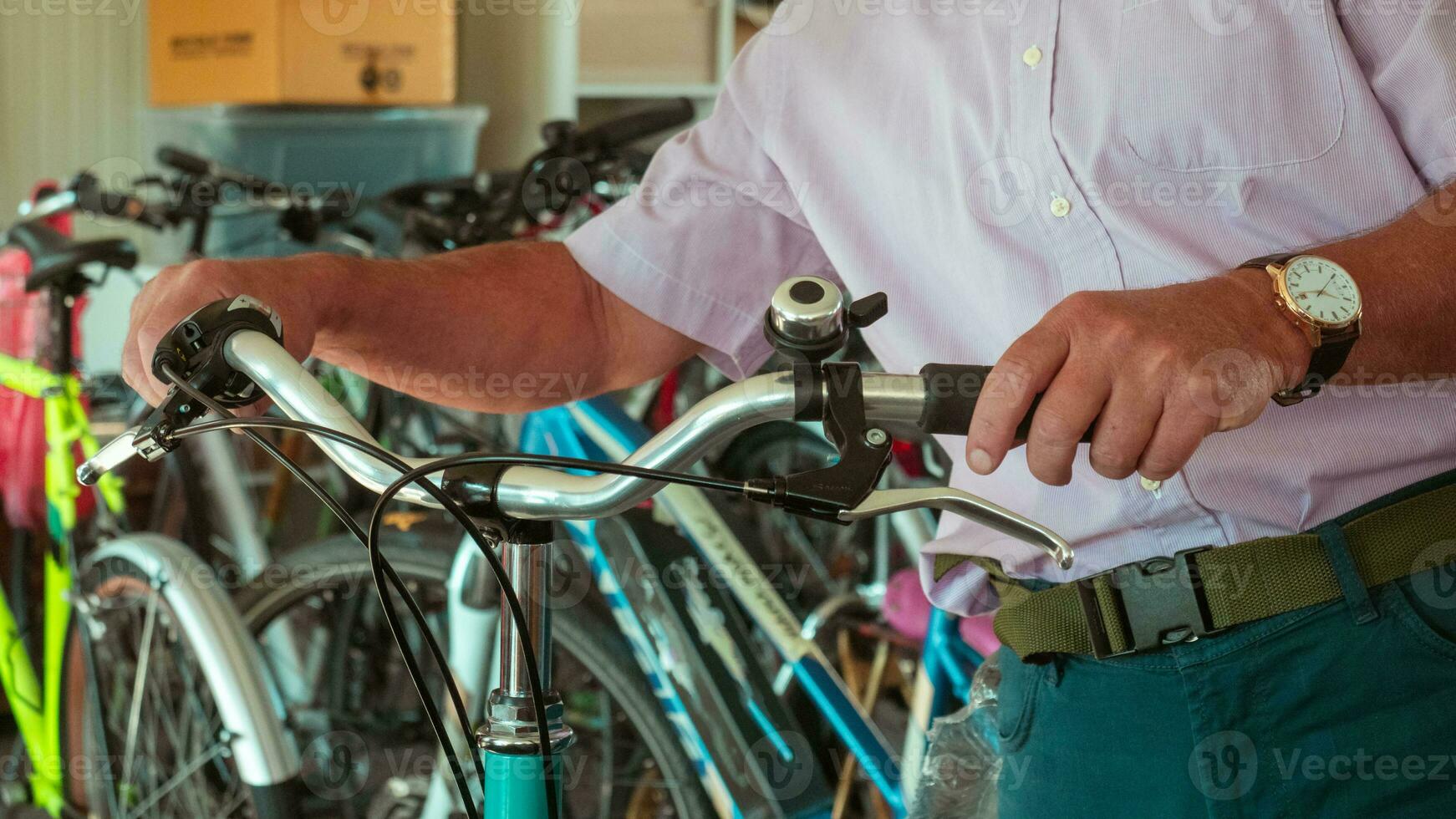 à le bicyclette magasin boutique et réparation , mécanicien expert réparations restaurer et épave vélo photo