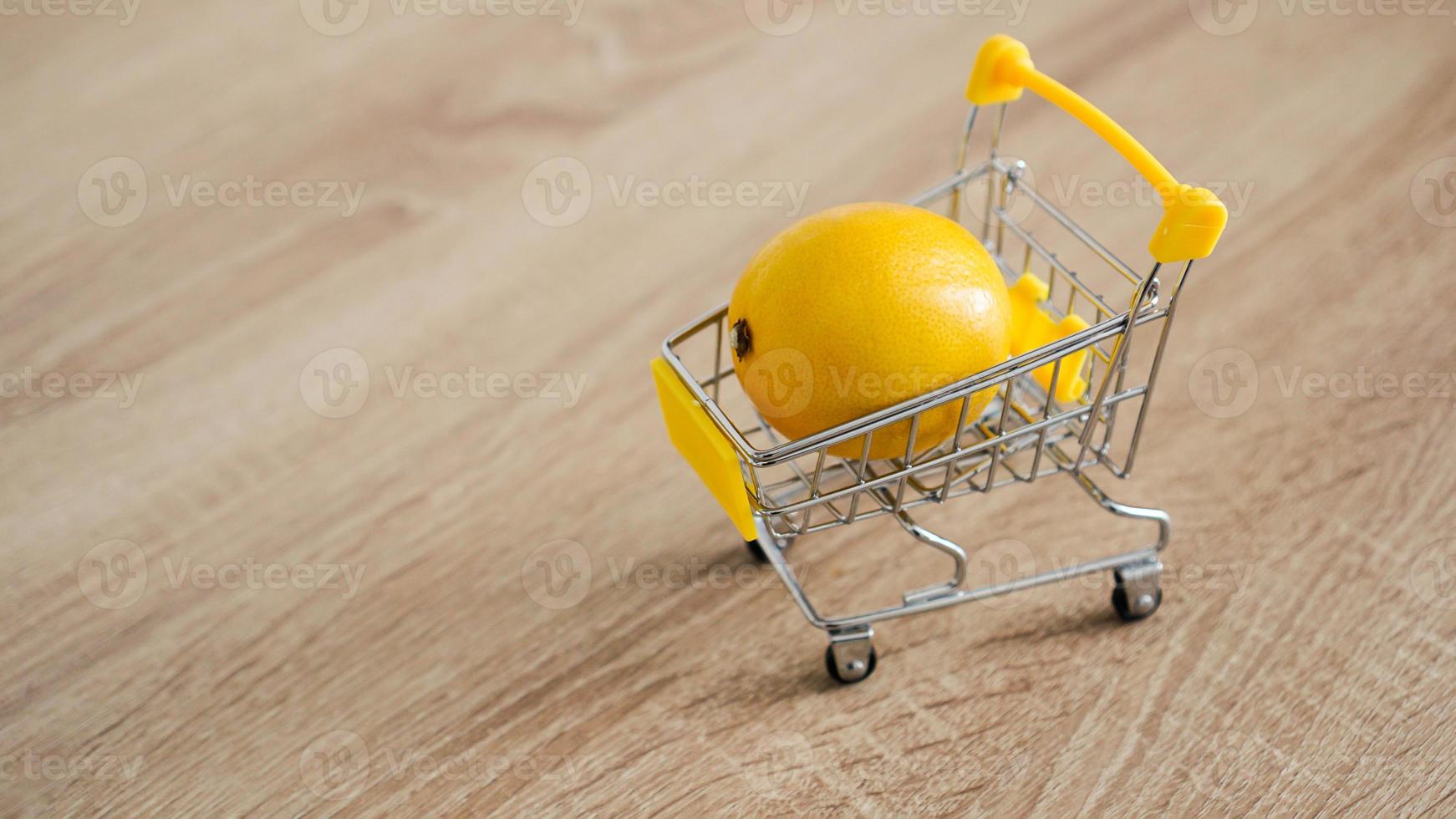 citron dans un chariot de supermarché sur cuisine photo