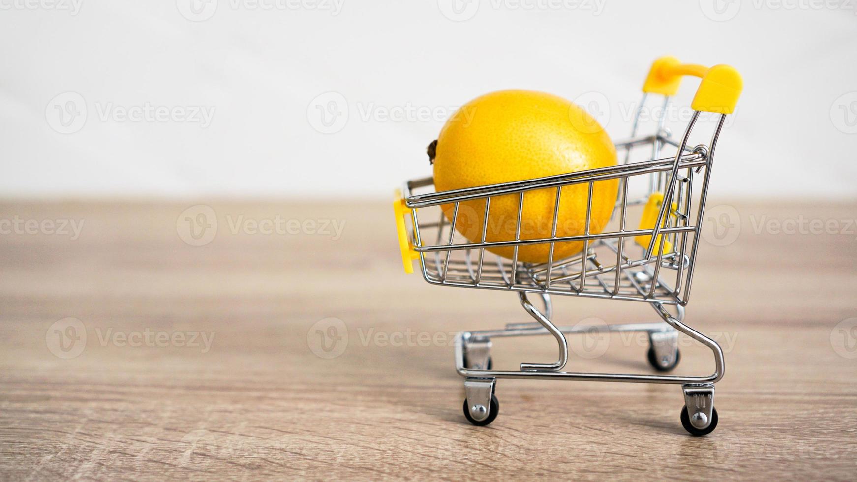 citron dans un chariot de supermarché sur cuisine photo