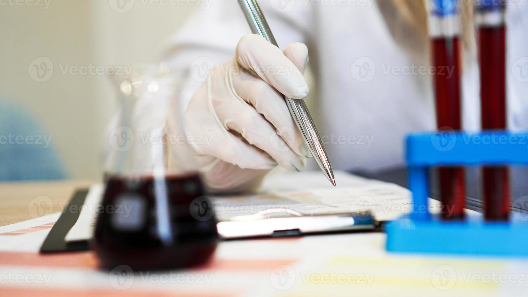 femme travaillant avec des échantillons de sang en laboratoire, gros plan photo