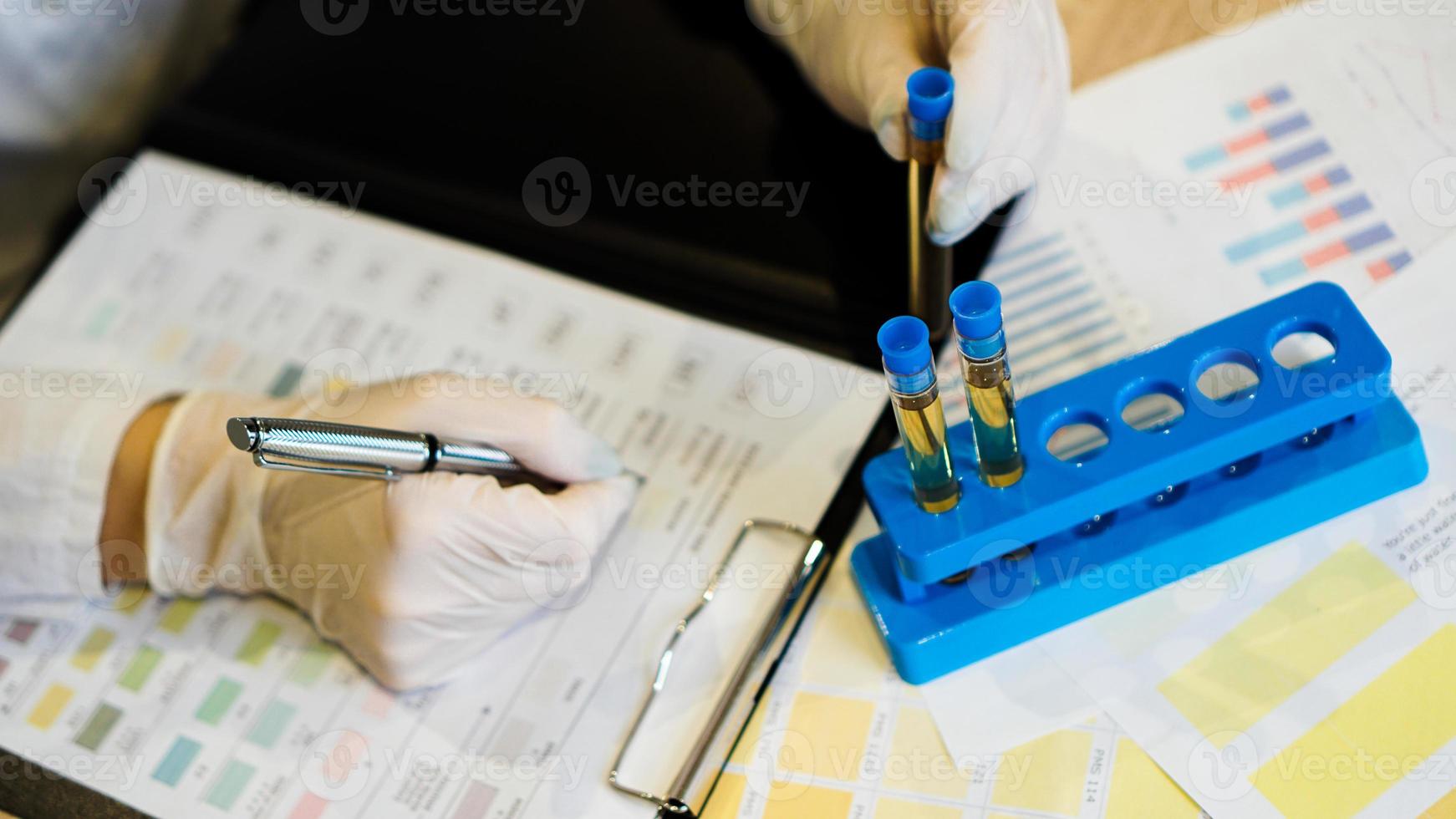 le médecin écrit les résultats de l'analyse dans un formulaire photo