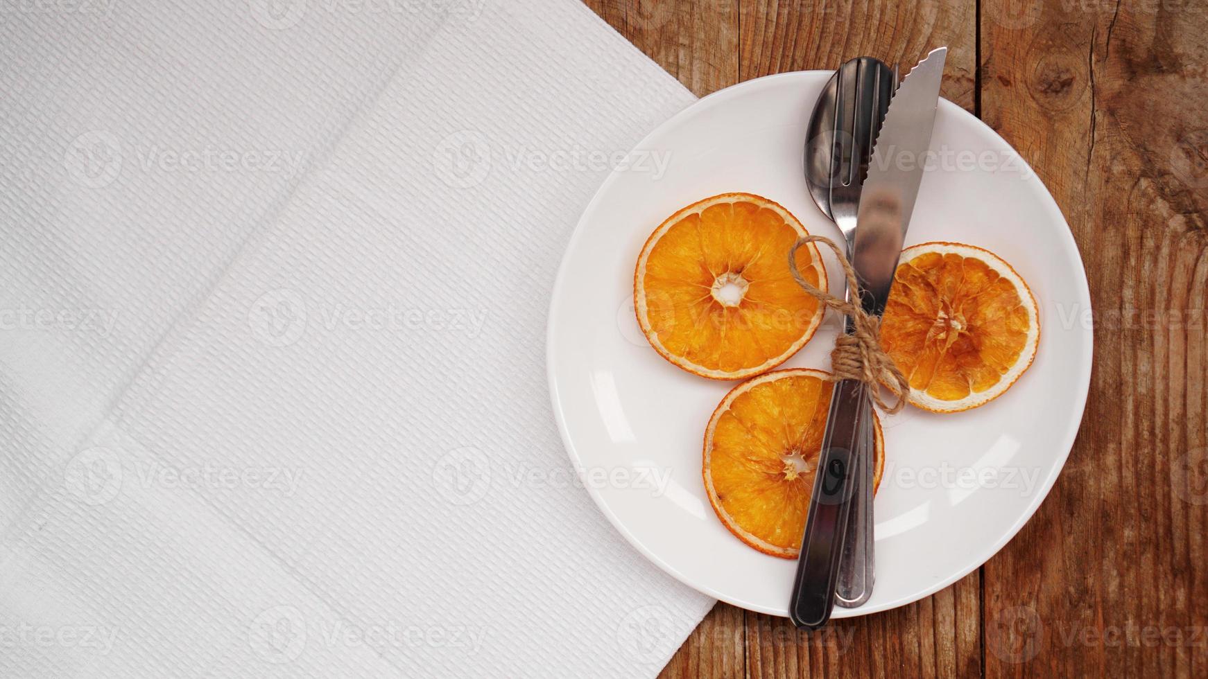 vue aérienne du réglage de la table d'automne sur une table en bois avec espace de copie photo