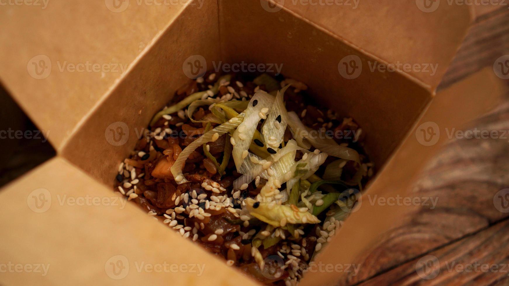 boîte de riz sauté aux légumes et viande photo