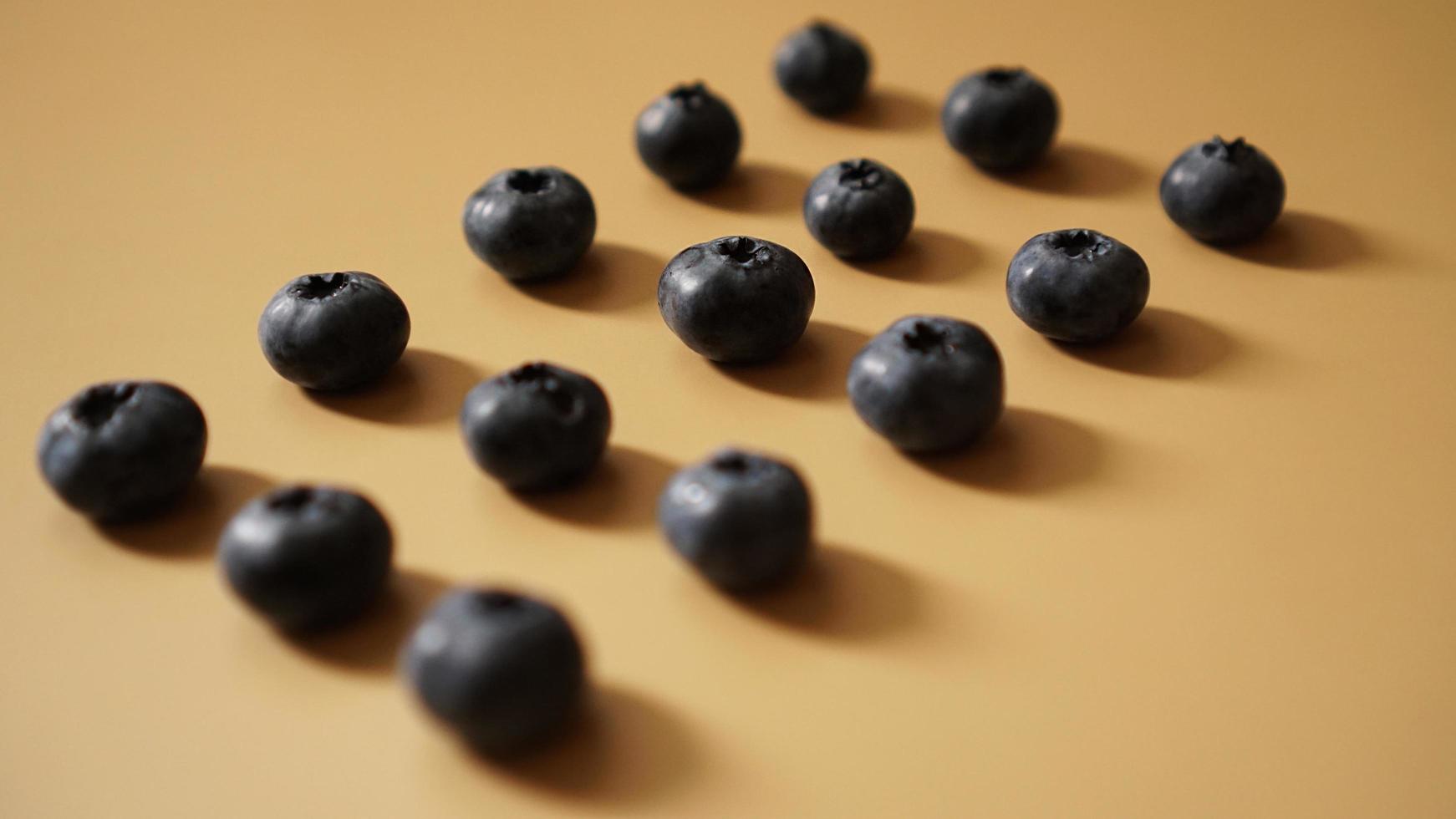 les bleuets sont disposés en rangées sur un fond d'or photo