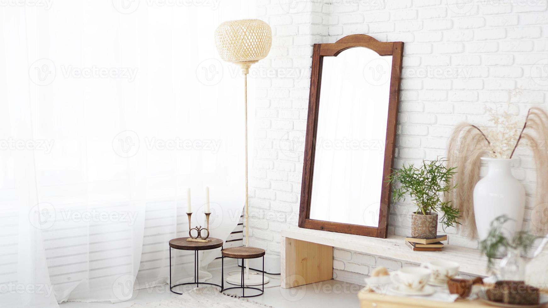 chambre moderne aux murs blancs, miroir de style scandinave photo