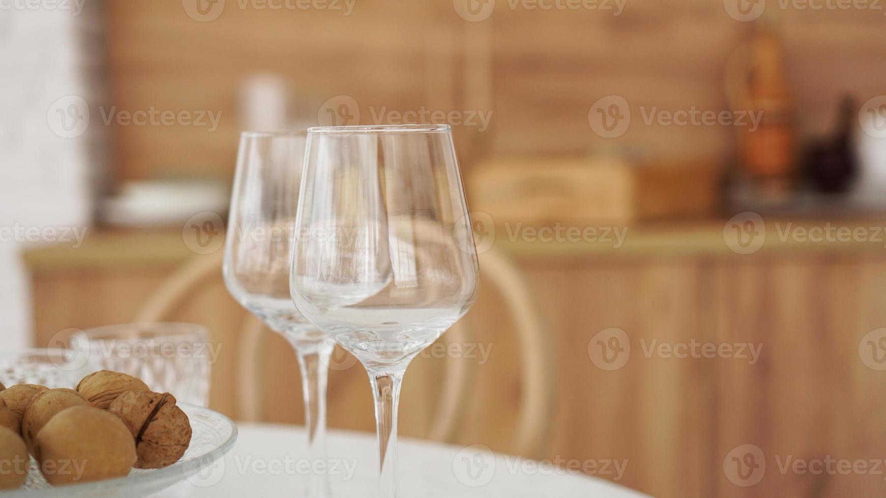 verres à vin vides sur intérieur en bois photo