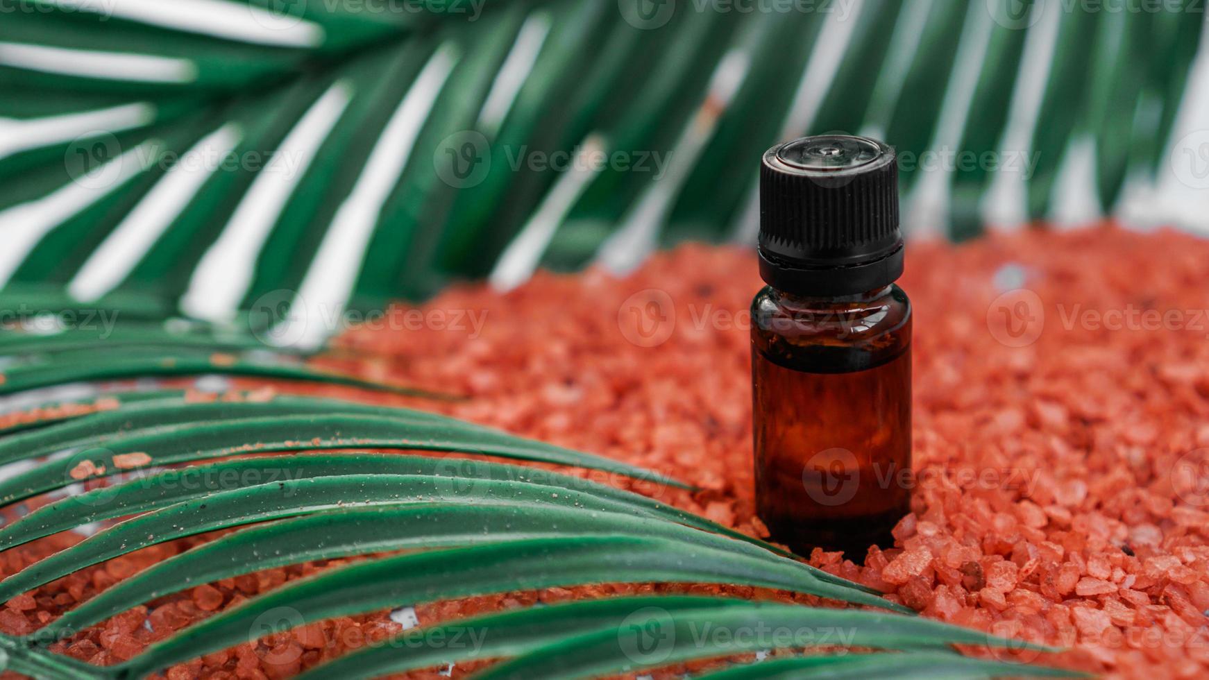 bouteille cosmétique avec de l'huile sur fond de sel de mer photo