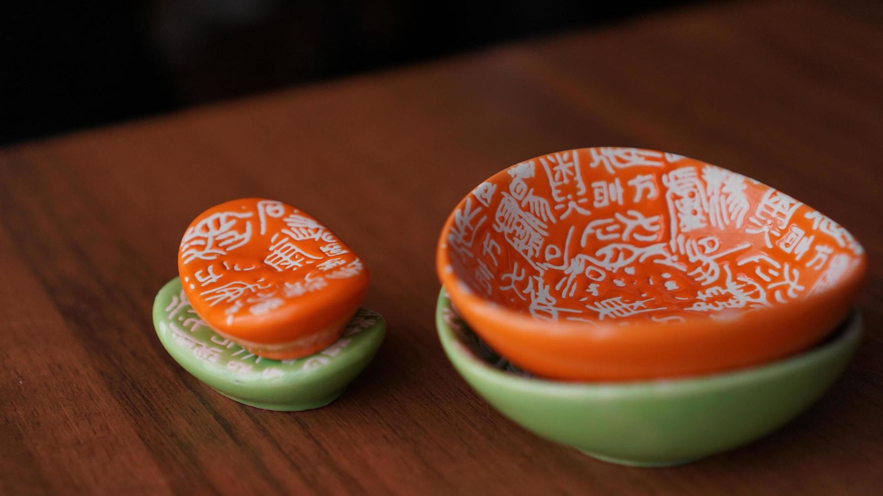 ensemble de plats en céramique vides et supports pour sushi photo