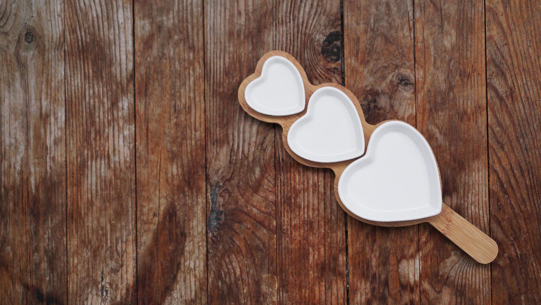 assiettes en forme de coeur sur table en bois photo