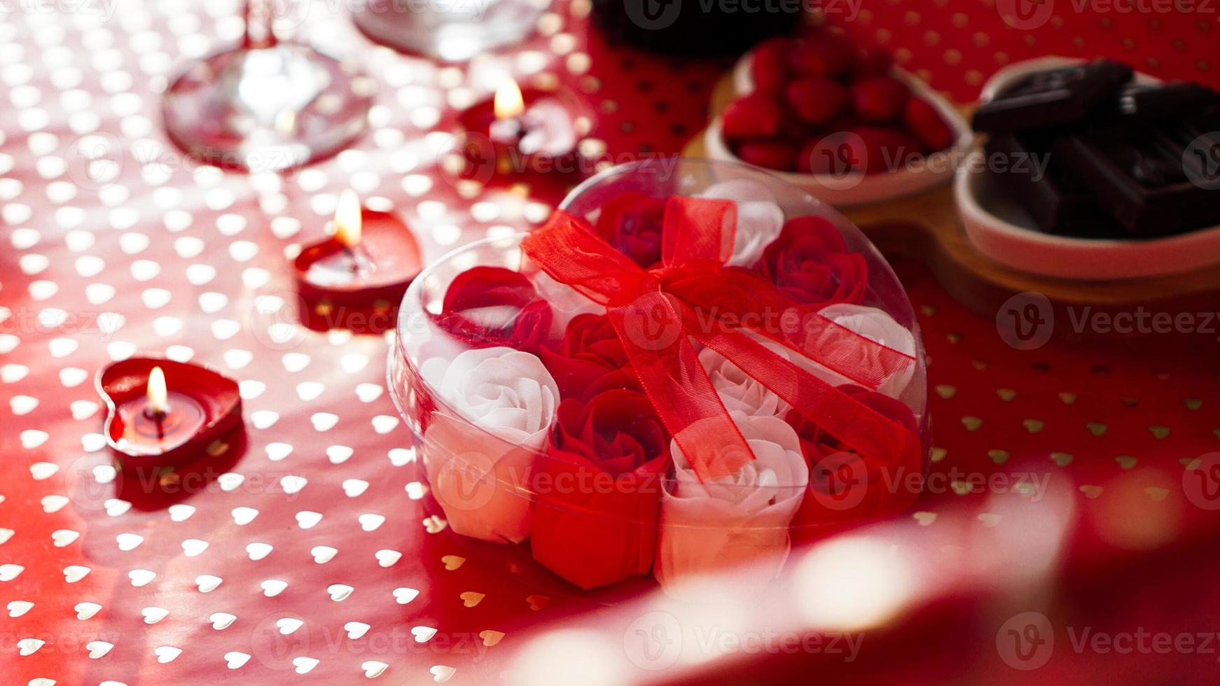 cadeau de saint valentin sur fond festif rouge. le concept de l'amour photo