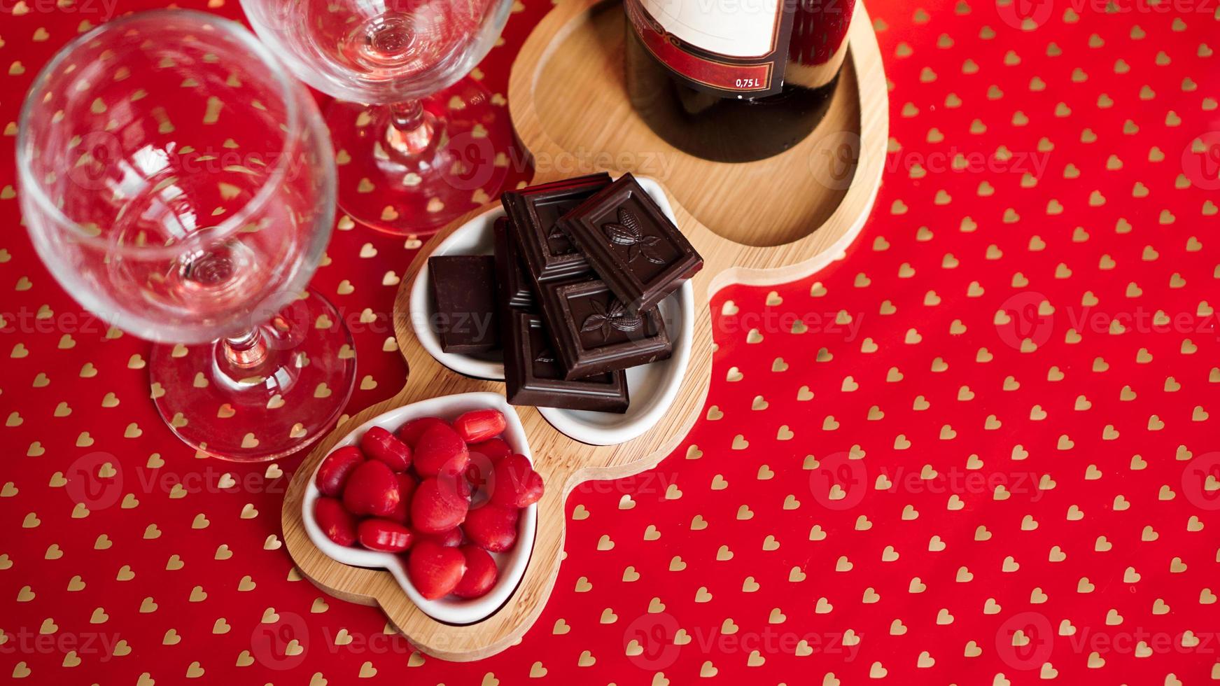 chocolats et bonbons sur des assiettes en forme de coeur photo