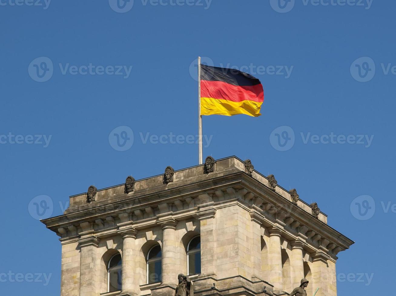 drapeau allemand sur le Reichstag photo