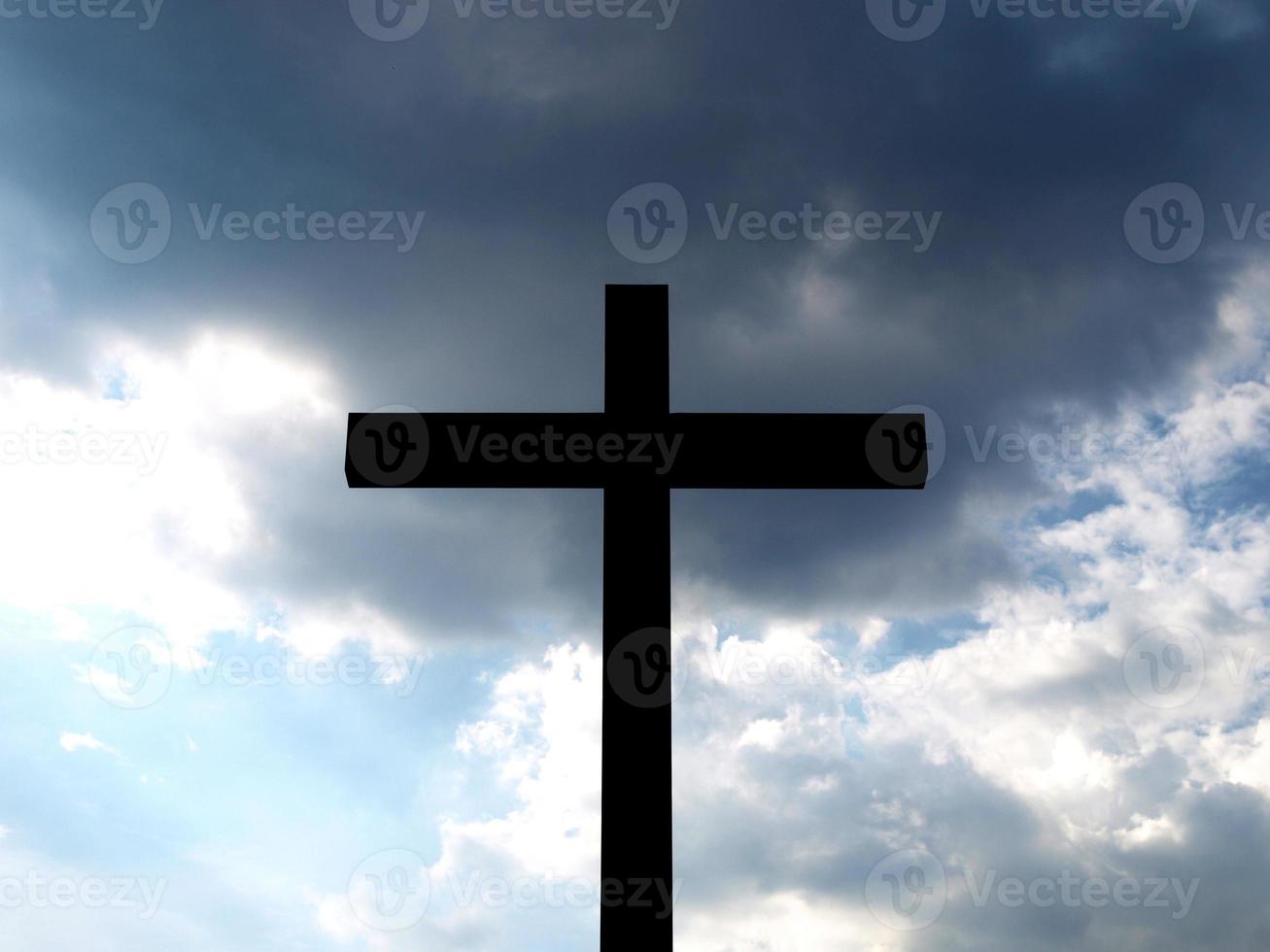 croix en bois sur ciel bleu photo