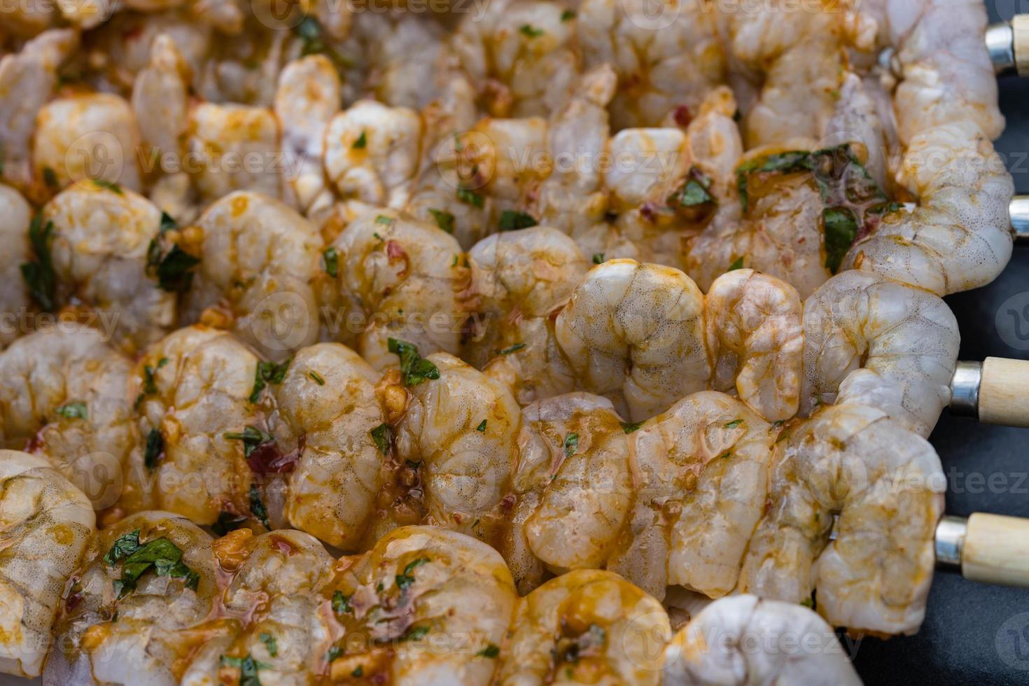 crevettes tigrées blanches épicées grillées avec salade de pommes de terre et de concombre photo