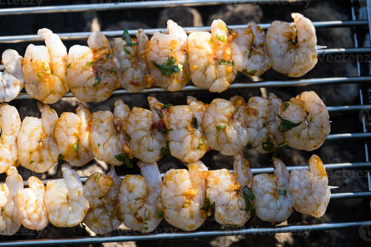 crevettes tigrées blanches épicées grillées avec salade de pommes de terre et de concombre photo