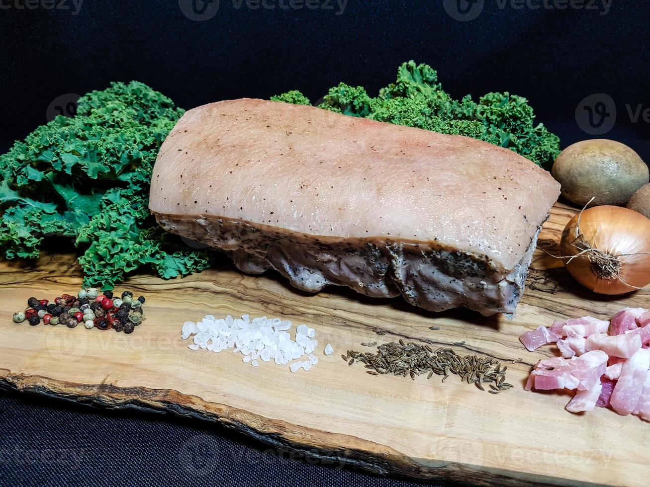 Porc royal et chou frisé sur bois d'olivier photo