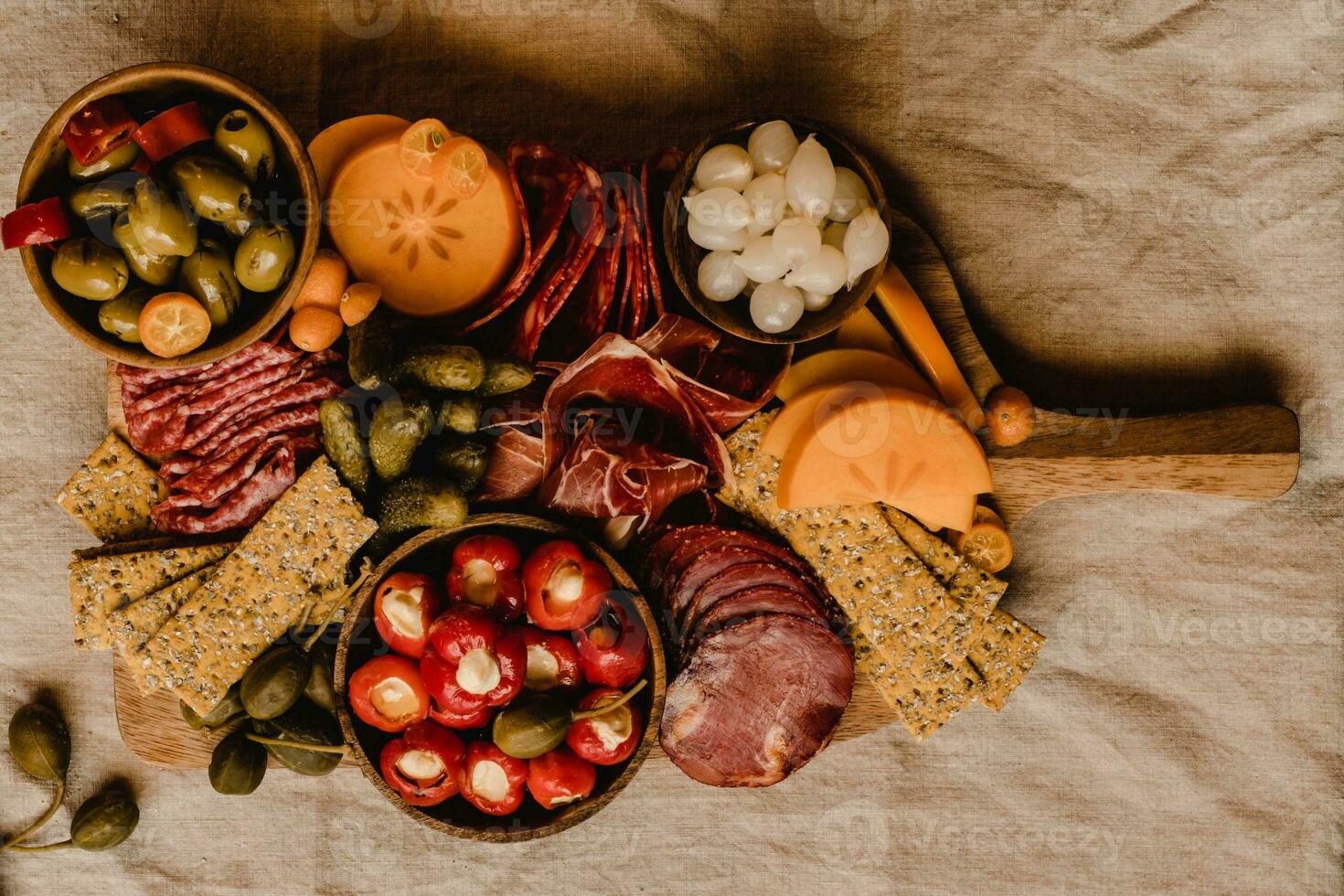 fromage plat avec salami, Olives et cornichons photo