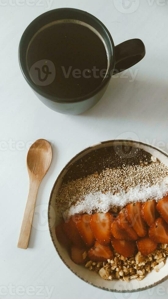 tasse de café avec granola et fraise sur blanc en bois table photo
