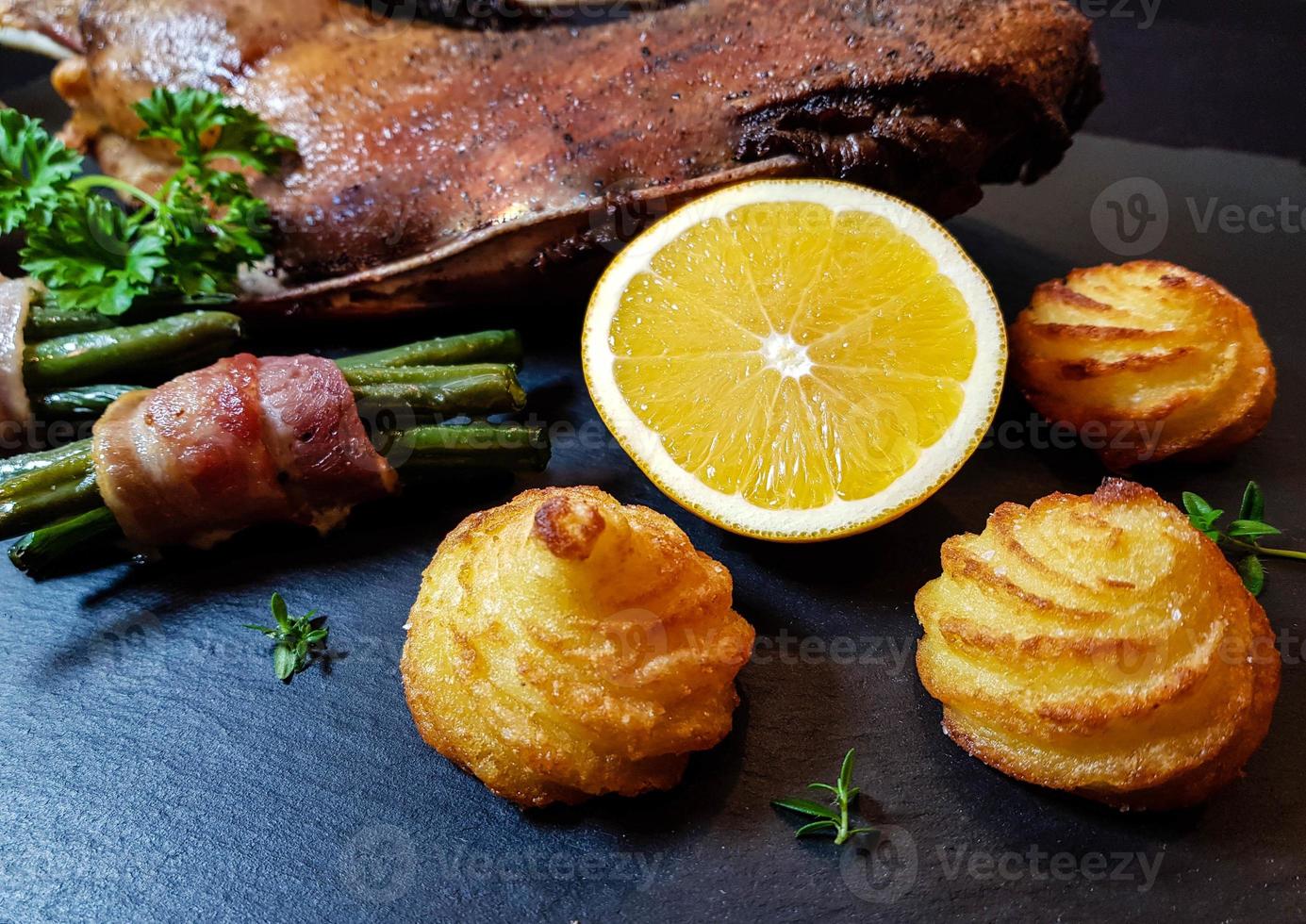 oie rôtie aux haricots et pommes duchesse photo