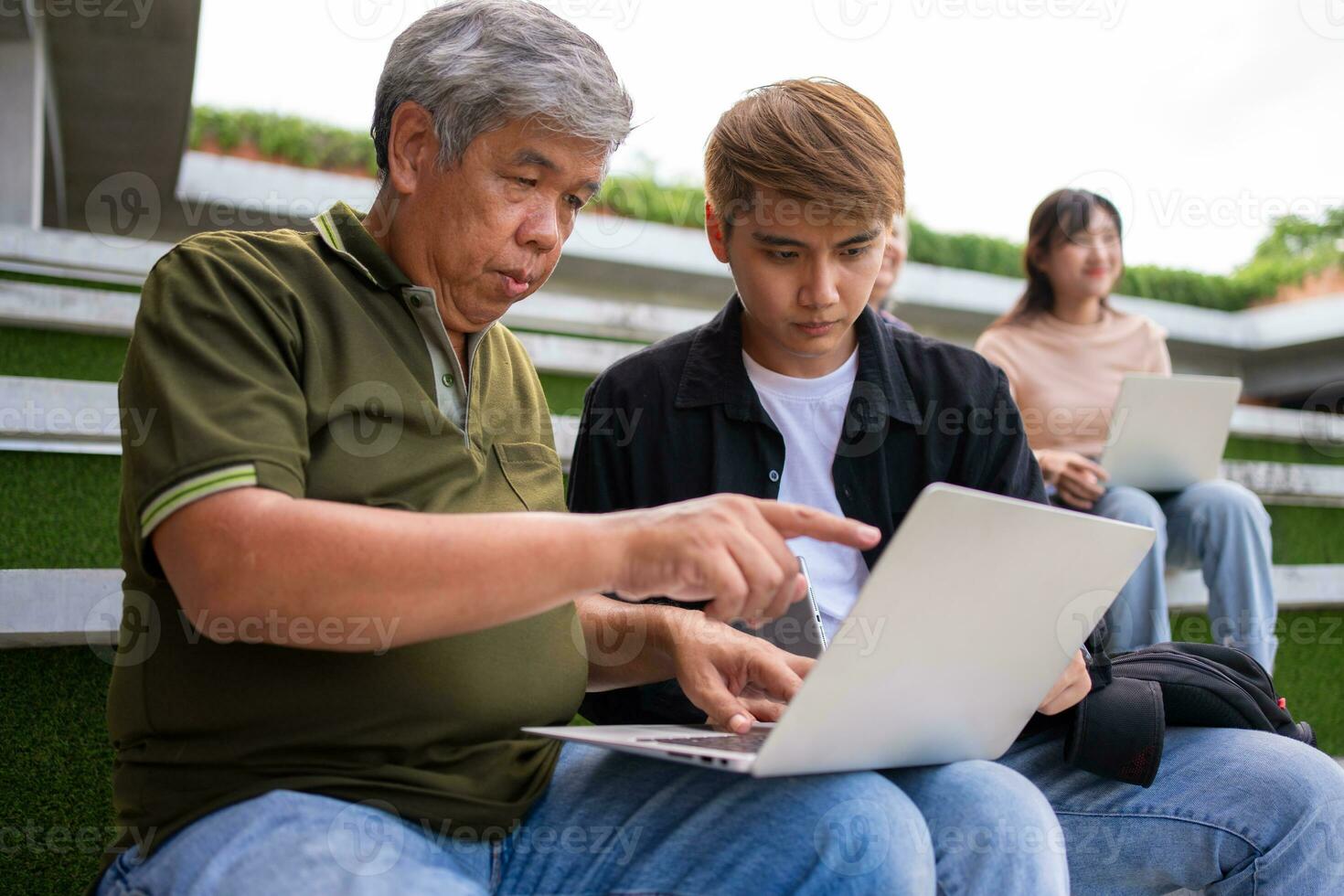 concentré Jeune élèves écoute vieux Sénior vieilli enseignants pour conseiller pierre angulaire projet dans université. content milieu vieilli prof travail ensemble avec élèves pour l'obtention du diplôme projet. photo