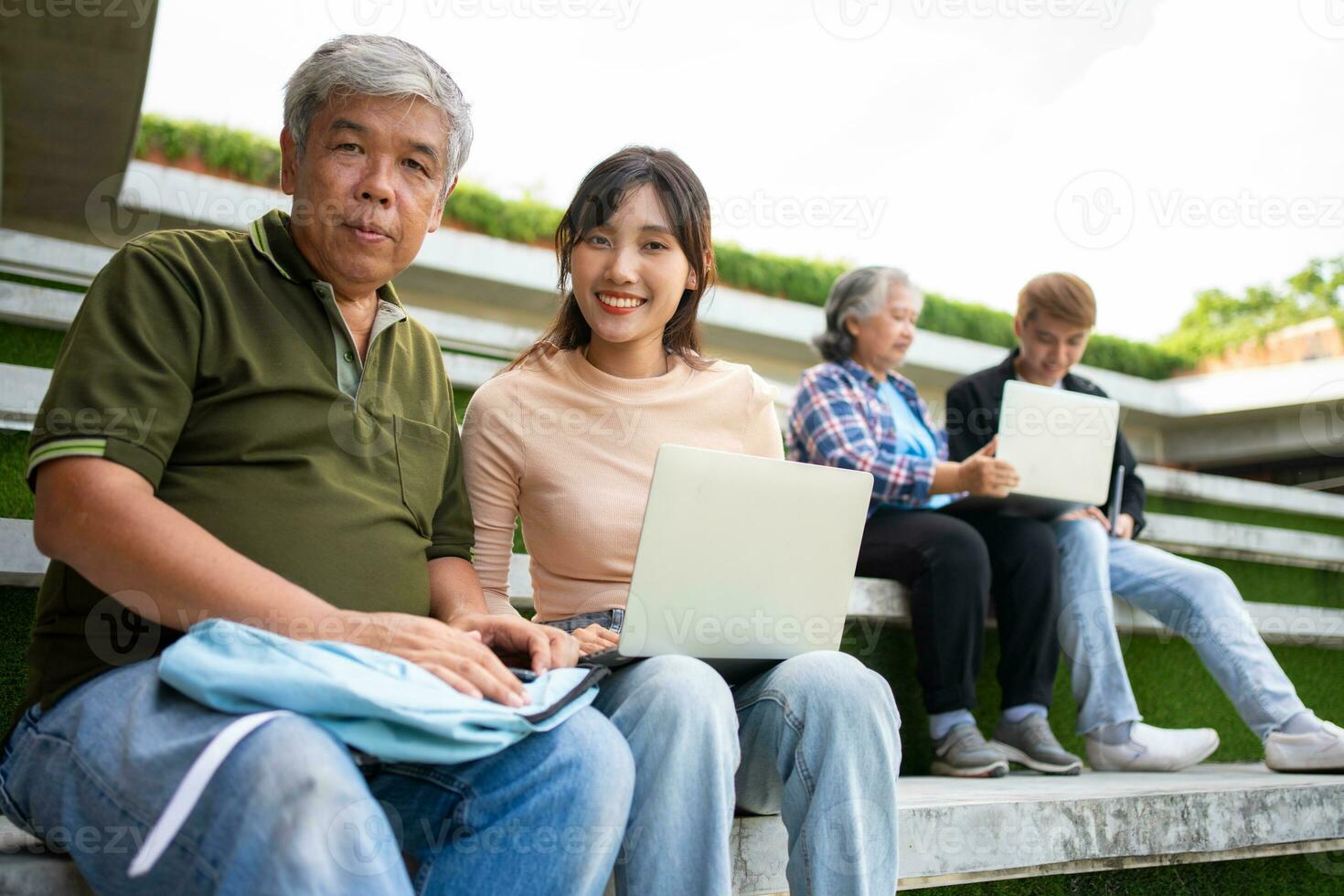 concentré Jeune élèves écoute vieux Sénior vieilli enseignants pour conseiller pierre angulaire projet dans université. content milieu vieilli prof travail ensemble avec élèves pour l'obtention du diplôme projet. photo