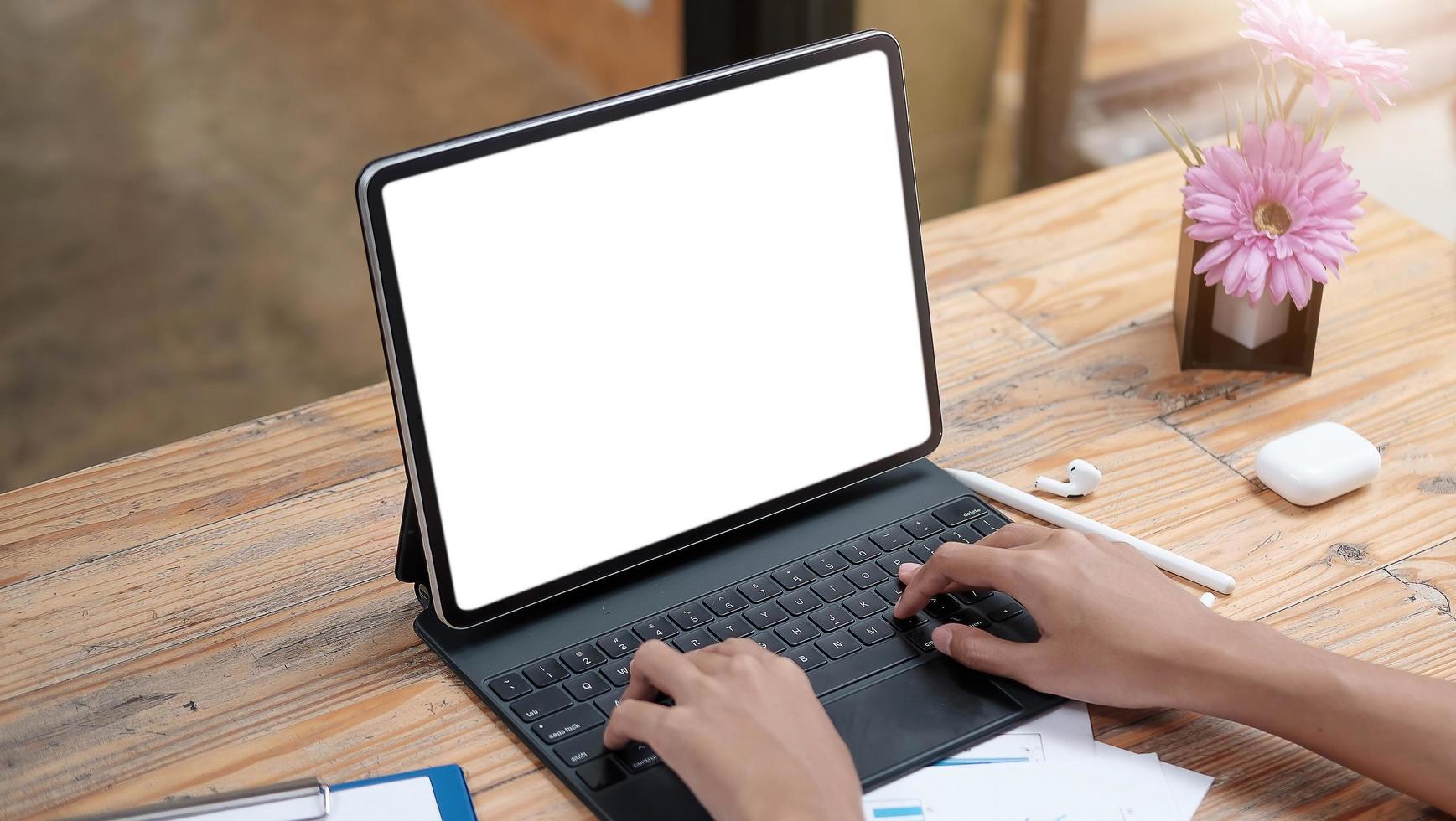 photo recadrée d'une femme d'affaires assise dans une salle de bureau moderne