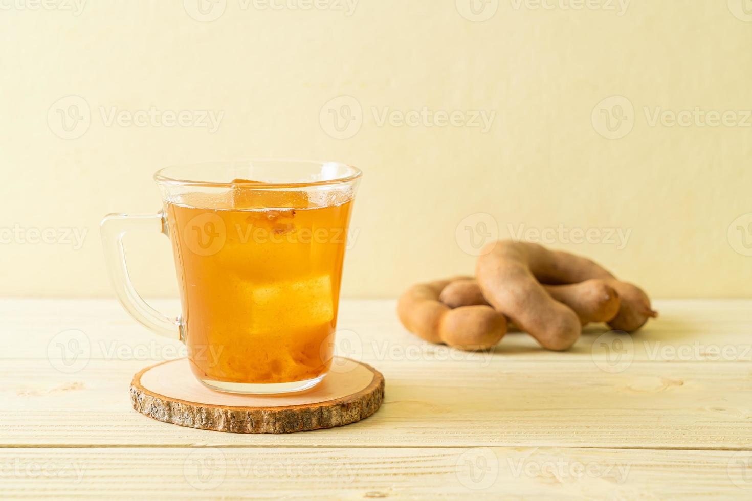 délicieuse boisson sucrée jus de tamarin et glaçon photo