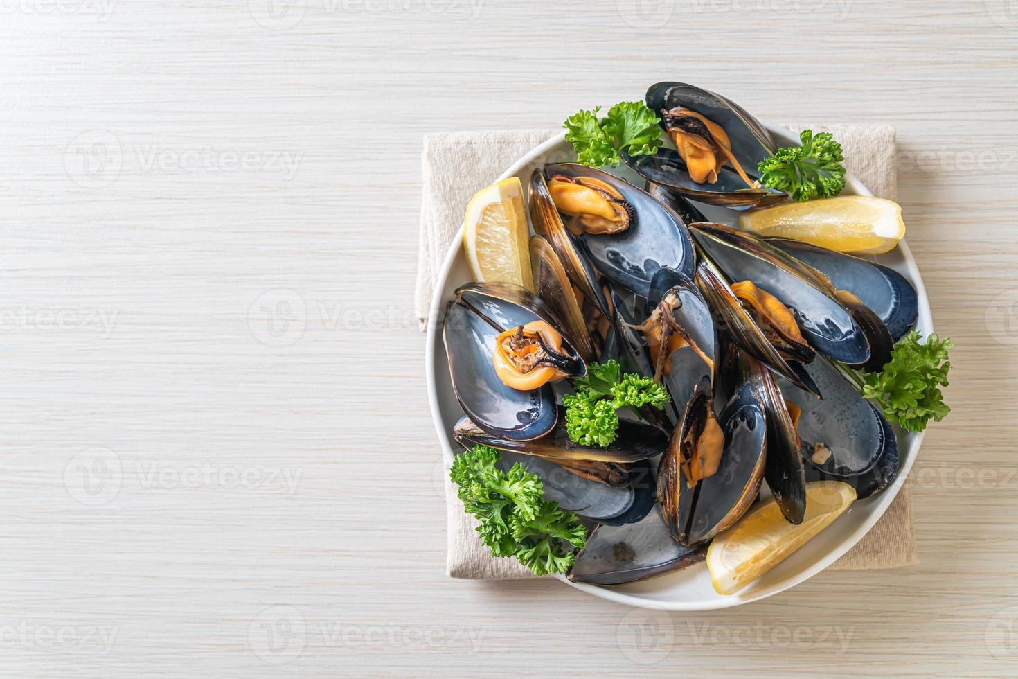 moules aux herbes dans un bol au citron photo