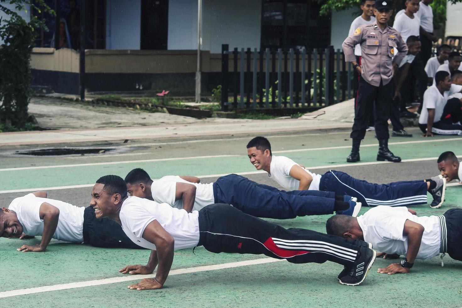 sorong, papouasie occidentale, indonésie 2021- candidats sous-officiers de la police indonésienne photo