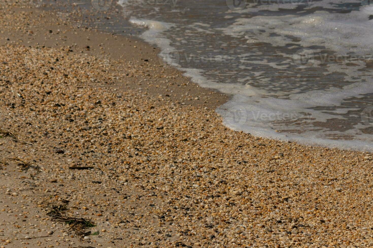 je aimé le Regardez de le océan à venir dans le plage ici. le mer mousse lentement la lessive plus de le jolie galets certains de lequel Regardez comme gemmes et sont translucide tout très lisse de étant dégringolé. photo