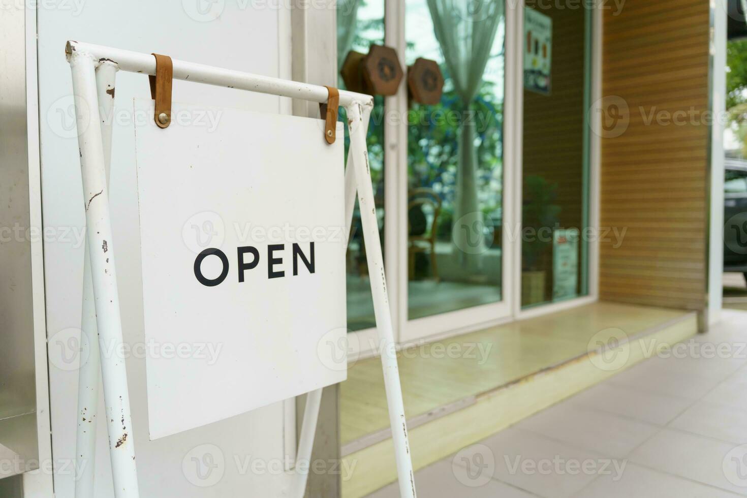 ouvert signe planche. planche ou début de ouverture Bienvenue entrée de petit affaires café ou restaurant et La publicité avec ouvert signe photo