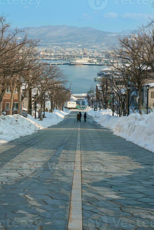 hachiman zaka pente avec neige dans hiver saison. point de repère et populaire pour attractions dans hokkaïdo, Japon. Voyage et vacances concept photo