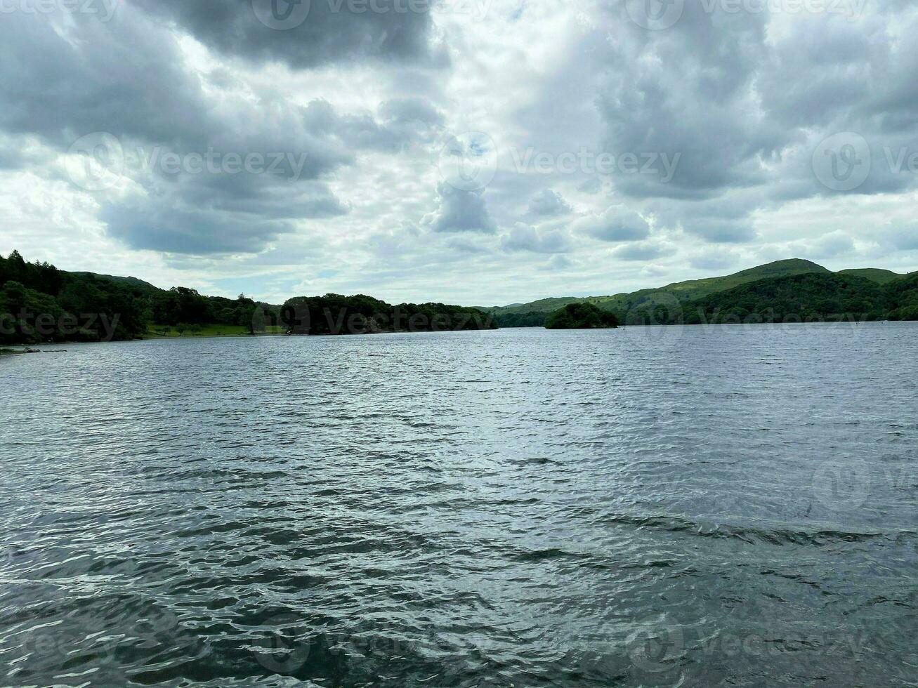 une vue de Coniston l'eau dans le Lac district photo