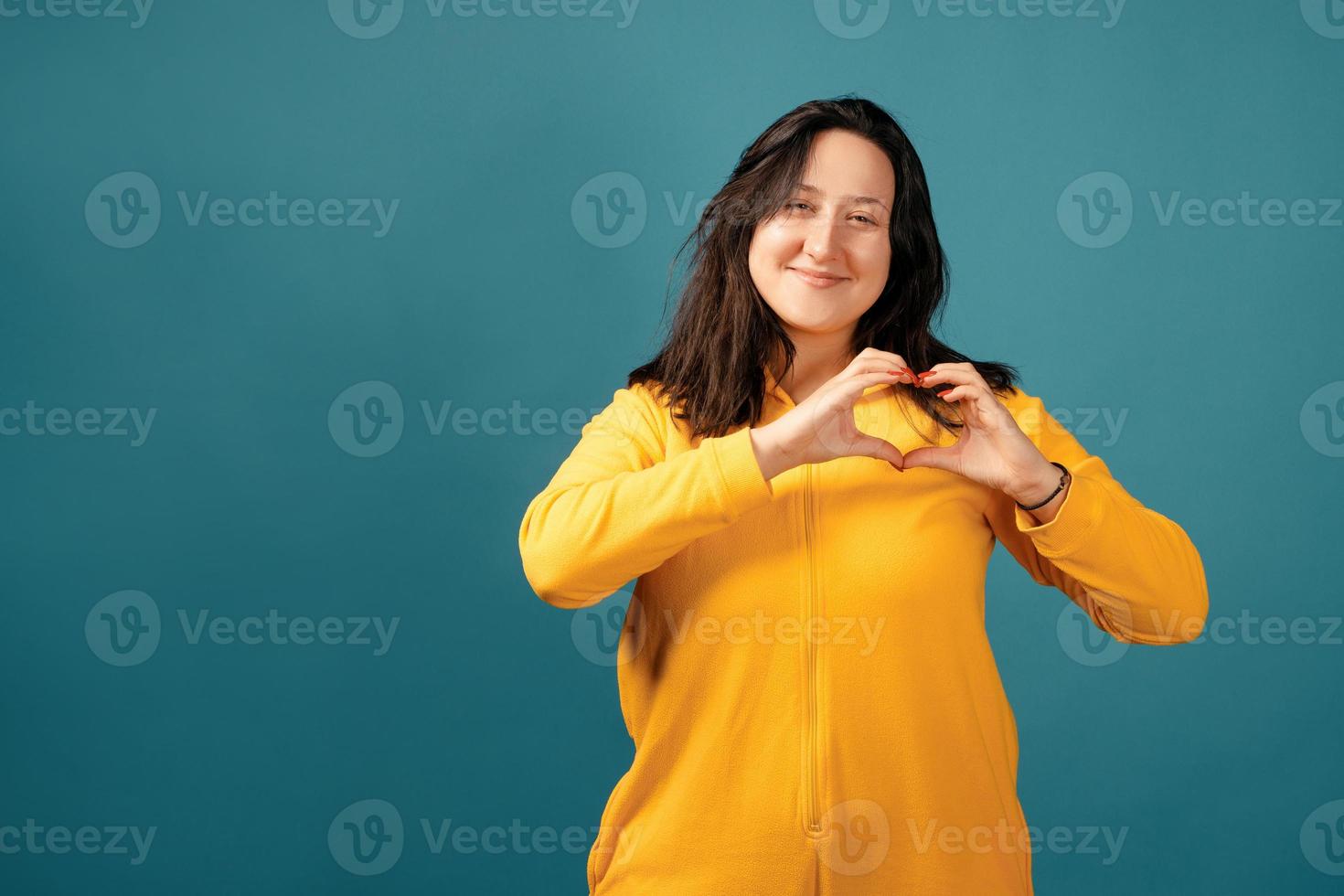 femme positive taille plus heureuse en studio photo