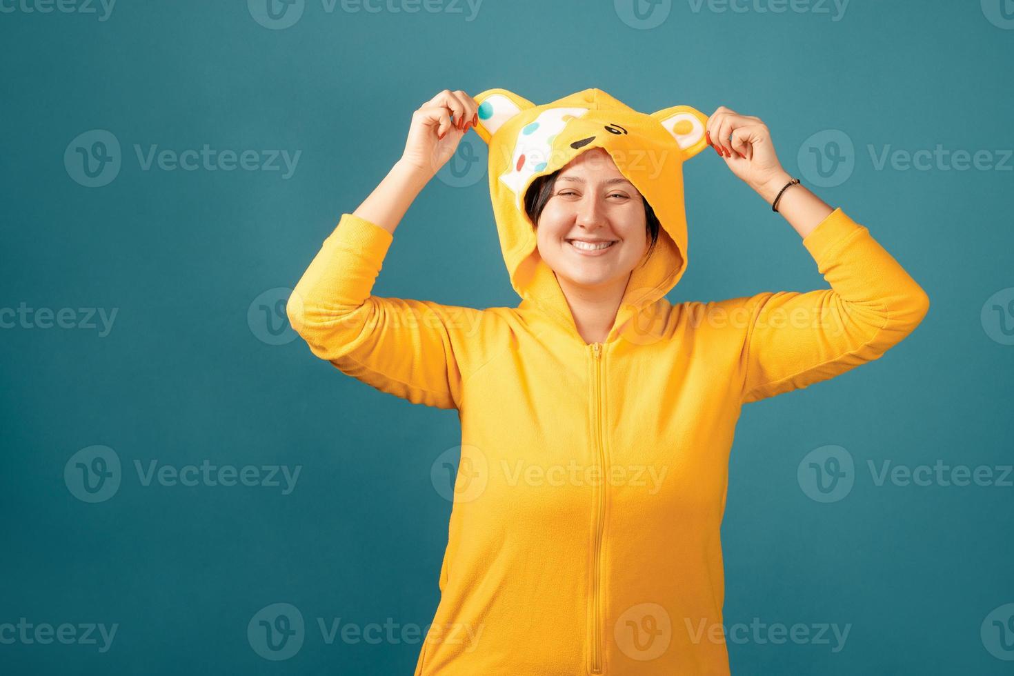 femme positive taille plus heureuse en studio photo